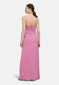 Roze strapless maxijurk met een fitte bodice, een gladde textuur en een verborgen rits aan de achterkant, die tot op de grond vloeit.