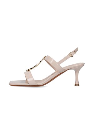 Sandalo slingback in pelle verniciata color beige con tacco stiletto di altezza media, dettaglio di catena dorata intrecciata e cinturino regolabile con fibbia.