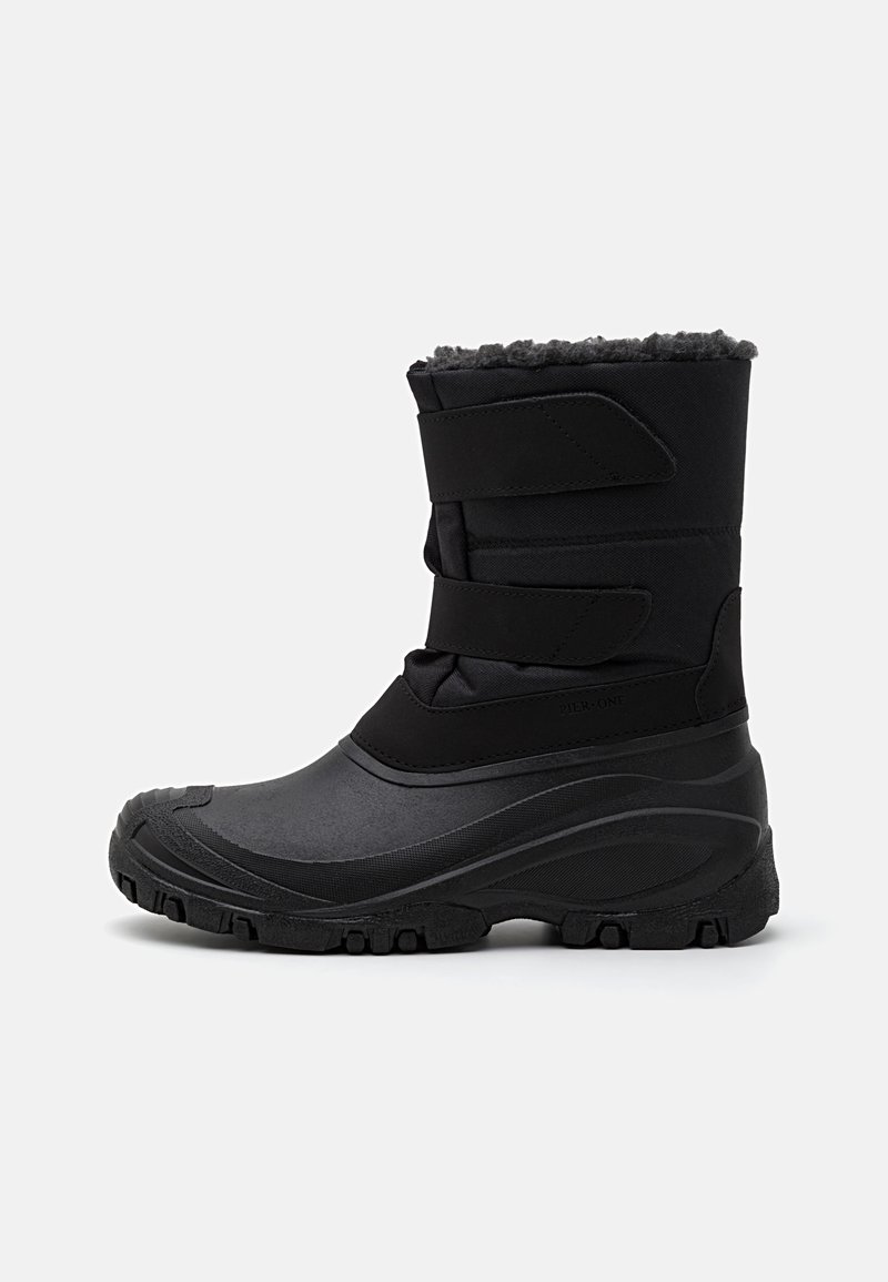 Botas de inverno pretas feitas de material sintético, com uma sola de borracha texturizada, correias de Velcro e um upper forrado a pele para isolamento.