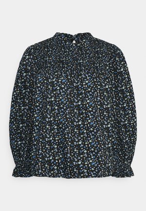 Blusa preta com um padrão floral em azul e branco. Apresenta um decote alto, textura franzida e punhos elásticos.