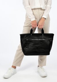 Schwarze Laptoptasche aus Leder mit strukturierter Oberfläche, zwei oberen Griffen, einer vorderen Reißverschlusstasche und silbernen Akzenten. Geeignet für den Freizeit- oder professionellen Gebrauch.