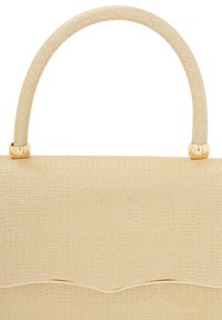 Beige håndtaske med en struktureret overflade, buet sømdetalje og et glat, rundt håndtag. Hardware i guldtoner.