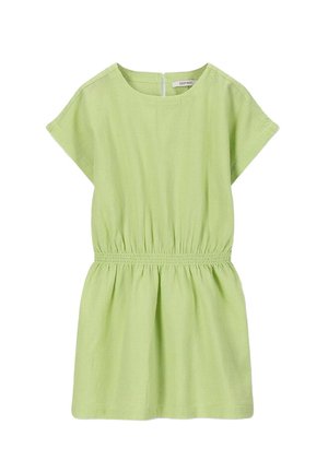 Robe verte claire à manches courtes avec une taille élastique et une jupe froncée. Fabriquée à partir d'un tissu texturé avec un col rond et une fermeture éclair au dos.