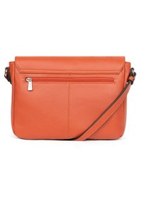 Borsa a tracolla arancione in pelle con pattina pieghevole, tasca frontale con zip e tracolla. Tessuto liscio e dettagli di cucitura minimali.