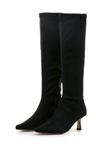 Botas de ante negras hasta la rodilla con punta afilada, que cuentan con un cierre lateral y un tacón bajo y cuadrado para mayor estabilidad. Textura suave.