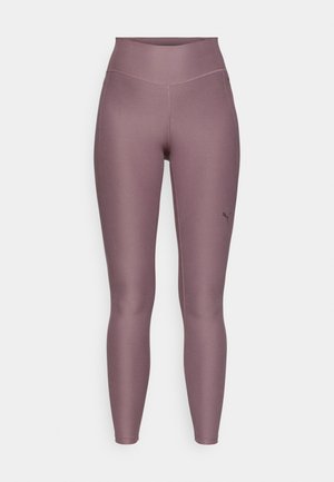 Fioletowe legginsy z wysokim stanem, wykonane z gładkiego, elastycznego materiału. Posiadają małe czarne logo na dolnej lewej nodze. Be zszywowa konstrukcja na całej długości.