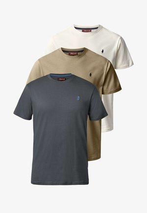 Tři trika s kulatým výstřihem v tmavě šedé, béžové a bílé barvě. Každé tričko má malou modrou emblematiku na levé části hrudi. Materiál: bavlna.