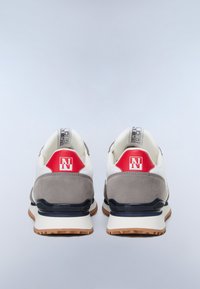 Coppia di sneaker bianche, grigie e rosse viste da dietro, con suole color gomma e una toppa logo rossa sulle linguette del tallone.