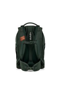 Dunkelgrüner Rucksack mit gepolsterten Schulterriemen, Netzeinsätzen, verstellbarem Hüftgurt und einem braunen Lederakzent mit "Satch"-Logo.
