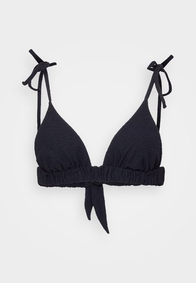 Haut de bikini triangle texturé noir avec des bretelles à nouer ajustables et un bandeau élastiqué froncé. Présente un détail de nœud au centre.