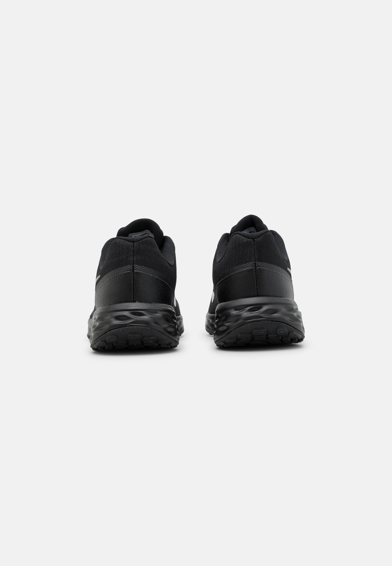 Chaussures de sport noires avec un upper en maille texturée et des accents synthétiques lisses. Elles disposent d'une semelle rembourrée et d'un motif de semelle pour une meilleure adhérence.