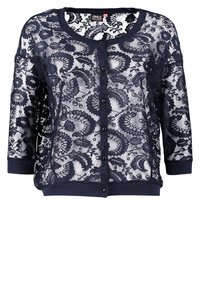 Cardigan in pizzo blu navy con motivi floreali, chiusura con bottoni, maniche a tre quarti e polsini e orlo in blu solido.