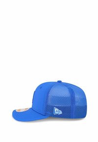 Blaues Baseballcap mit solidem Frontteil und Netzrücken. Verfügt über eine gebogene Krempe und ein kleines Logo an der Seite, was eine strukturierte Form bietet.
