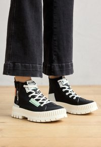 SHOCK BACKZIP 2 - High-top trainers - black