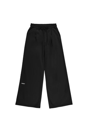 Czarne szerokie spodnie dresowe z gładkiego materiału, z elastyczną talią, sznurkiem do regulacji i kieszeniami bocznymi. Zawierają niewielki detal z logo.