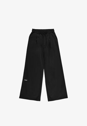 Czarne szerokie spodnie dresowe z gładkiego materiału, z elastyczną talią, sznurkiem do regulacji i kieszeniami bocznymi. Zawierają niewielki detal z logo.