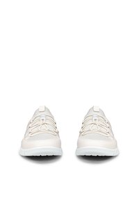 Vue avant de chaussures de sport beige avec semelles blanches et lacets élastiques sur fond blanc.