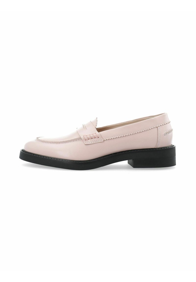 Mocasines de cuero color rosa claro con un bajo tacón negro, que cuentan con un bordado decorativo y una banda texturizada en la parte delantera.