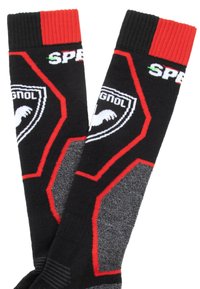 Calcetines negros con acentos rojos y patrones grises, que presentan un diseño de logo y escudo. Puño acanalado para mayor textura y durabilidad.