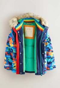 Mehrfarbige Camouflage-Winterjacke mit einer Kapuze aus Kunstpelz, isoliertem grünen Innenfutter und kontrastierenden roten und blauen Akzenten.