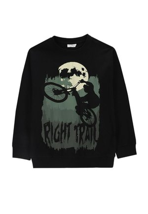 Czarna bluza z nadrukiem rowerzysty wykonującego trik na tle pełni księżyca i lasu, z napisem „RIGHT TRAIL” poniżej.
