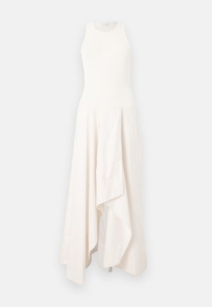 Ärmelloses weißes Maxikleid mit hohem Kragen und asymmetrischem, mehrlagigem Rock, präsentiert auf weißem Hintergrund.