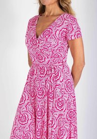 Wickelkleid mit pinkem Paisleymuster, kurzen Ärmeln, V-Ausschnitt, tailliertem Schnitt und fließendem Rock, aus leichtem Stoff gefertigt.