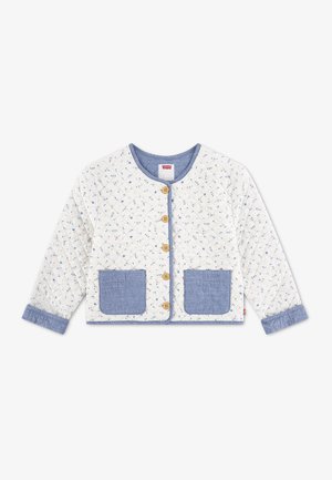 Hvid quiltet jakke med lange ærmer med små blå blomsterprint, blå kant, blå forlommer og træknapper foran.