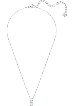 Collar de plata de ley con una cadena delicada, que presenta un racimo central de pequeñas piedras preciosas redondas y transparentes dispuestas en forma vertical.