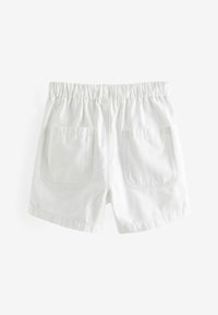 Shorts blancs en coton avec une taille élastique, dotés de deux poches arrière et de bords ourlés. Design simple et classique sans motifs.