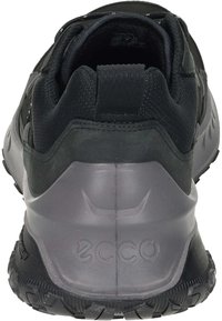 Scarpa sportiva nera con tomaia in rete, colletto imbottito e suola in gomma; presenta un retro texture, dettaglio del logo e un design elegante.