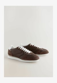 Vald, chocolate brown