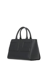 Czarna skórzana torebka o strukturalnym, trójkątnym kształcie, z dwiema krótkimi rączkami i dwiema przednimi kieszeniami z klapką, które mają prostokątne akcenty.