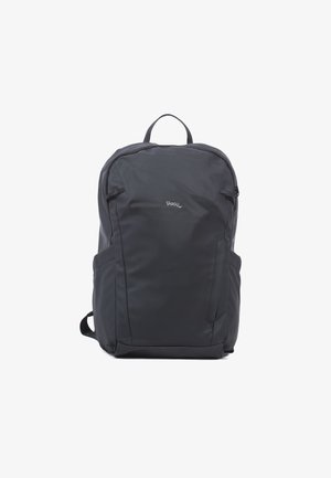 Schwarzer Rucksack aus Nylon mit glatter Textur, ausgestattet mit einem oberen Griff, verstellbaren Riemen und Seitentaschen. Logo auf der Vorderseite.