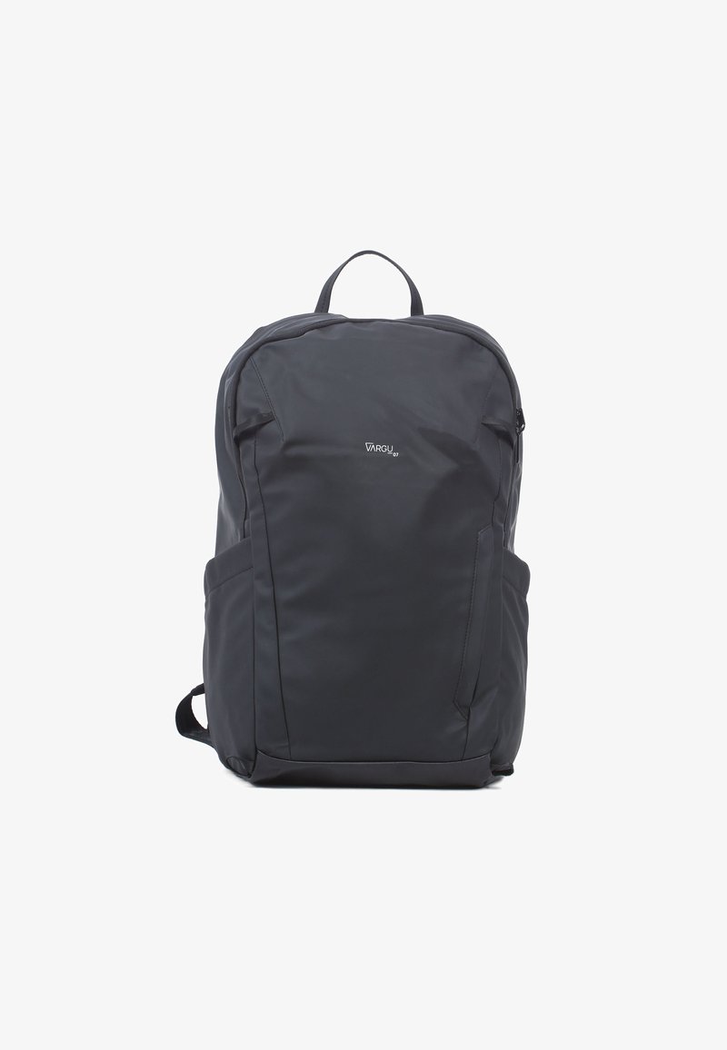 Zwarte rugzak van nylon met een gladde textuur, voorzien van een bovenhandvat, verstelbare schouderbanden en zijvakken. Logo zichtbaar aan de voorkant.