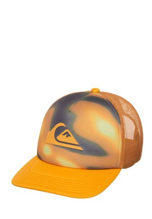 Geel en oranje tie-dye truckerpet met een mesh achterkant en een gebogen klep, met een gestileerd berggolflogo op het voorpaneel.