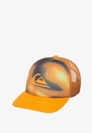 Casquette trucker tie-dye jaune et orange avec dos en maille et visière incurvée, arborant un logo stylisé d'une vague montagne sur le panneau avant.