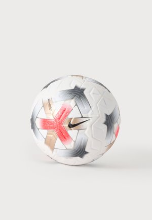 Λευκή μπάλα ποδοσφαίρου Nike με κόκκινα, μαύρα και χρυσά γεωμετρικά αστέρια σε απλό λευκό φόντο.