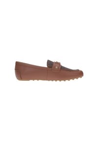 Mocassins en cuir marron, avec une touche de tissu texturé marron foncé sur le dessus et une semelle en caoutchouc flexible avec de petits motifs de crampons.