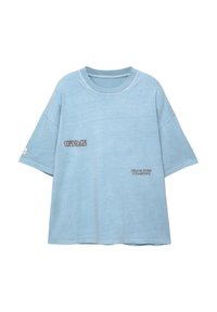 Hellblaues, übergroßes T-Shirt aus weichem Stoff. Mit kontrastierendem Druck "KOPENHAGEN" und "KREATIVES STUDIOAUSSTELLUNG".