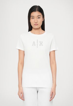Fehér rövid ujjú pamut póló, amelynek közepén, a mellkason egy ezüst "A|X" grafikai nyomat található, kerek nyakkivágással.