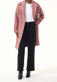 Kaffe Abrigo clásico - light pink