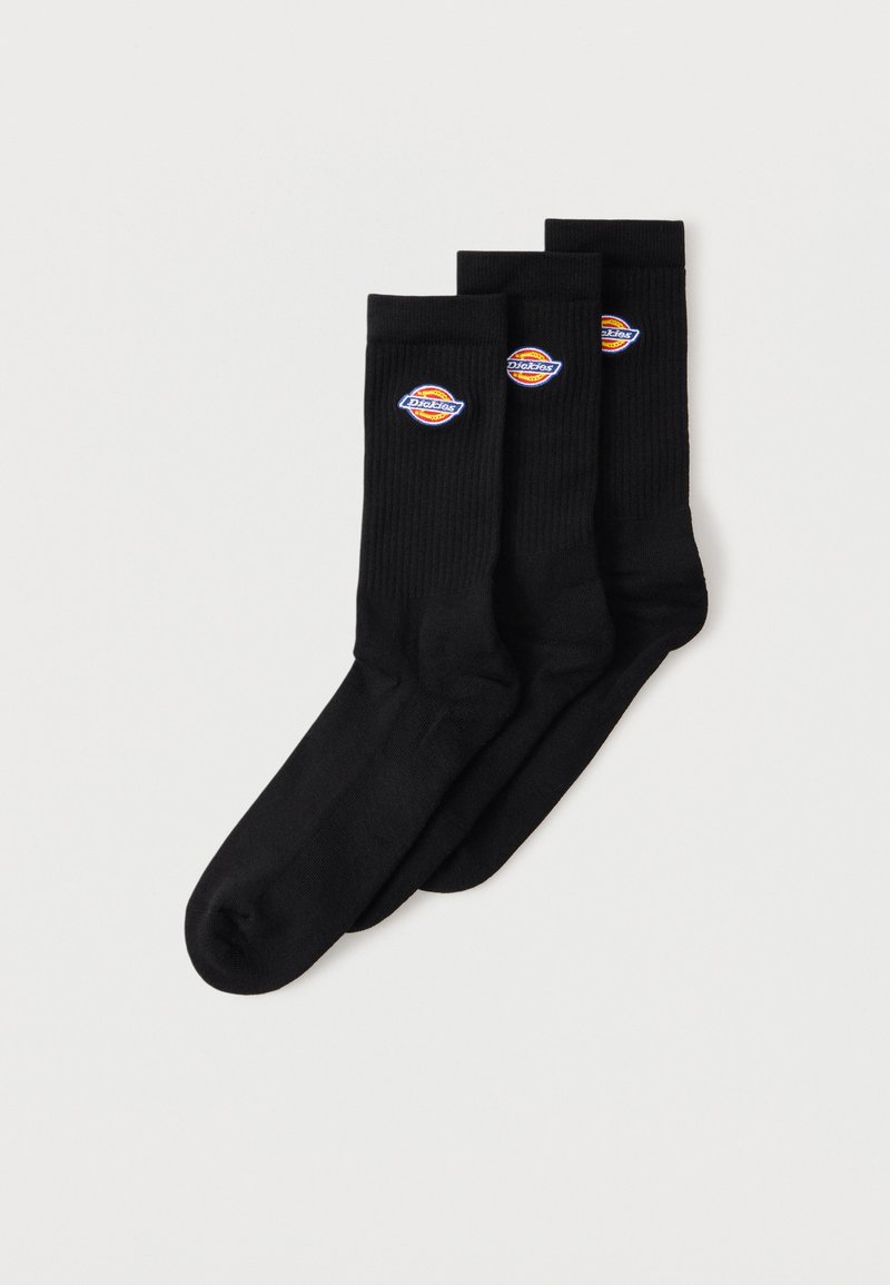 Τρία ζευγάρια μαύρες κάλτσες crew με ριμπ μανσέτες, κάθε μία με ένα μικρό κυκλικό πολύχρωμο λογότυπο Dickies κοντά στην κορυφή.