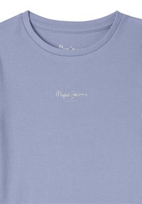 Camiseta de manga corta de color azul claro con textura acanalada, hecha de una tela suave, que presenta costuras sutiles y un pequeño logo "Pepe Jeans" en blanco en el frontal.