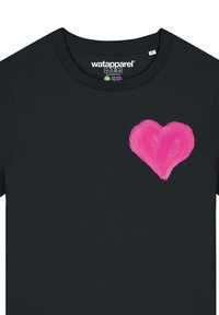 Zwarte katoenen t-shirt met een roze kwaststreek hart ontwerp op de linkerkant van de borst. Aansluitend ronde hals met label aan de binnenkant.