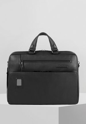 Valigetta in pelle nera con due manici, tasca anteriore con zip e finitura testurizzata. Presenta un logo e un gancio discreto per una maggiore funzionalità.