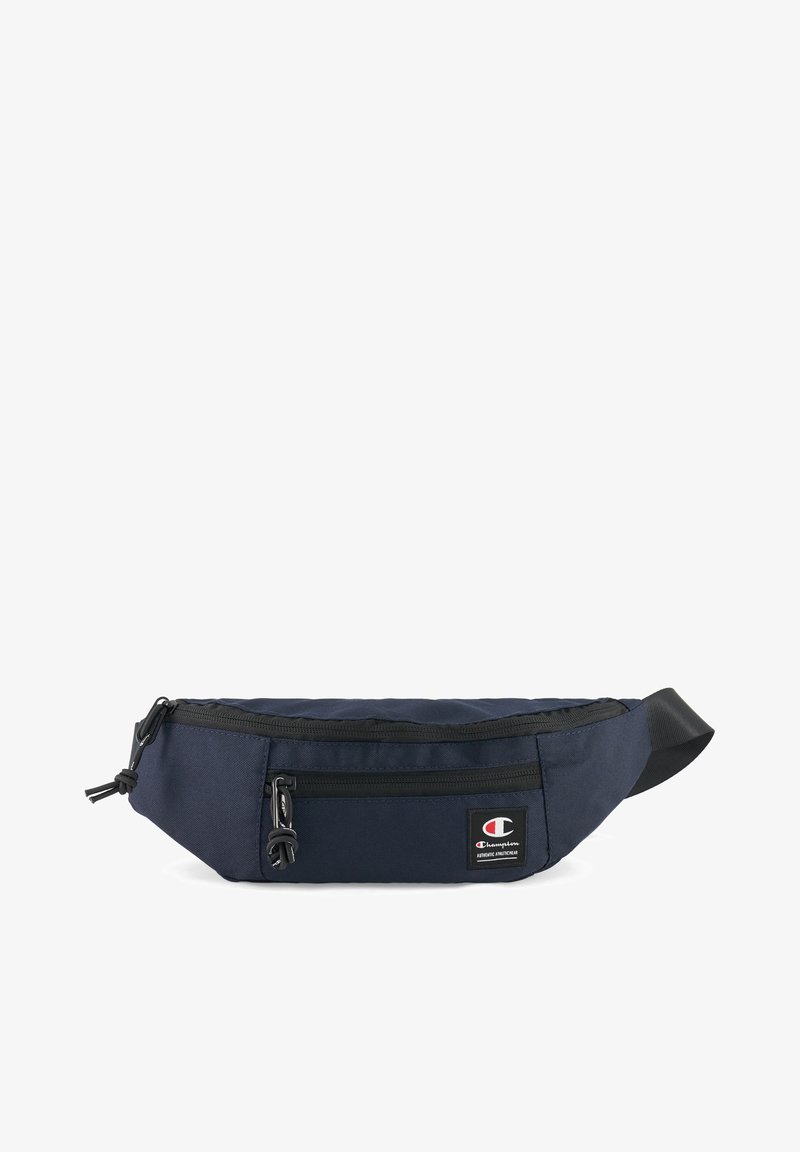 Riñonera azul marino fabricada con un tejido duradero, que cuenta con un bolsillo frontal con cremallera, una correa ajustable y el logo de Champion en el lateral.