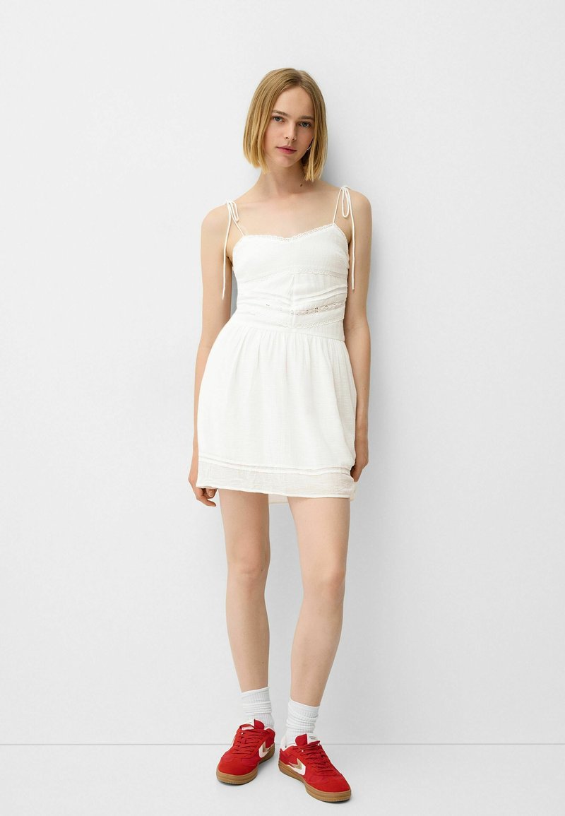 Bershka Jurk wit Bershka Jurk wit