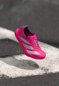 ADIZERO ADIOS PRO 4 - Cestná bežecká obuv - shock pink/metallic/aurora plum