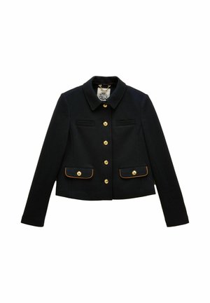 Mustast lühemast jakist, millel on pikad varrukad, kuldsed nupud esiküljel ja klapiga taskutel ning klassikaline krae.